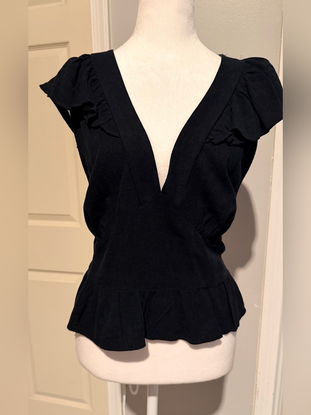 Universal Thread Black V-Neck Ruffle Peplum Top